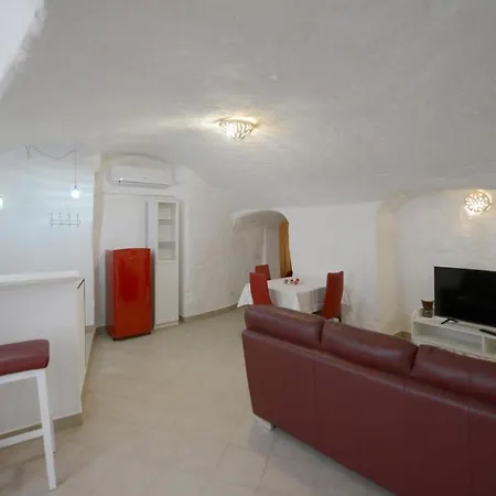 La Grotta Di Mika Apartment *